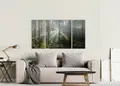 Πίνακας σε καμβά για χώρο που μπορεί να προορίζεται για σαλόνι, με θέμα το τοπίο ενός δάσους, σε ρεαλιστικό και μοντέρνο στυλ.