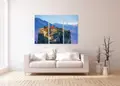 Πίνακας σε καμβά για χώρο που μπορεί να προορίζεται για σαλόνι, με τοπίο από την Ελλάδα, σε ρεαλιστικό και μοντέρνο στυλ διακόσμησης.
