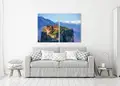 Πίνακας σε καμβά για χώρο που μπορεί να προορίζεται για σαλόνι, με τοπίο από την Ελλάδα, σε ρεαλιστικό και μοντέρνο στυλ διακόσμησης.