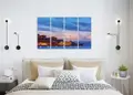 Πίνακας σε καμβά για χώρο που μπορεί να προορίζεται για το σαλόνι, με τοπίο από την Ελλάδα, σε ρεαλιστικό και μοντέρνο στυλ διακόσμησης.