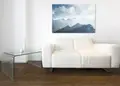 Πίνακας σε καμβά για χώρο που μπορεί να προορίζεται για φυσικά σκηνικά, με τοπίο βουνών, σε ρεαλιστικό και μοντέρνο στυλ διακόσμησης.