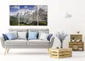 Πίνακας σε καμβά για χώρο που μπορεί να προορίζεται για σαλόνι, με τοπίο βουνών, σε ρεαλιστικό στυλ και μοντέρνα διακόσμηση.