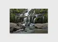 Πίνακας σε καμβά για τοίχο, με θέμα καταρράκτη, σε ρεαλιστικό στυλ, κατάλληλος για μοντέρνο χώρο διακόσμησης.
