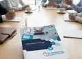 Δίπτυχο φυλλάδιο DoctorConnect για διαχείριση ιατρείου σε γραφείο.