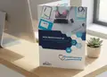 Δίπτυχο φυλλάδιο DoctorConnect για διαχείριση ιατρείου σε γραφείο.