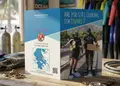 Δίπτυχο διαφημιστικό φυλλάδιο καταδυτικού κέντρου με ζωντανά χρώματα σε φυσικό περιβάλλον.