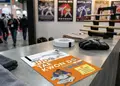 Δίπτυχο με ζωντανά χρώματα και κομψό σχέδιο για προώθηση πολεμικών τεχνών.