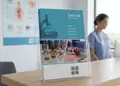 Δίπτυχη μπροσούρα με επιστημονικό θέμα σε εργαστηριακό περιβάλλον