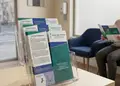 Διαφημιστικό δίπτυχο έντυπο με έντονα χρώματα και κομψό σχέδιο