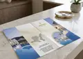 Διαφημιστικό δίπτυχο με ζωντανά χρώματα και μοντέρνο σχέδιο