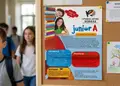 Flyer με έντονα χρώματα και καθαρές γραμματοσειρές, ιδανικός για προώθηση εκδηλώσεων και προσφορών.