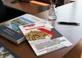 Ελκυστικό flyer για προώθηση επιχειρήσεων με ζωντανά χρώματα και γραφικά, ιδανικό για προσφορές και ενημερώσεις.