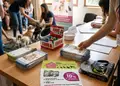 Flyer προώθησης με ζωηρή παλέτα χρωμάτων και στρατηγική διάταξη, ιδανικό για εκπτώσεις και εταιρικές ενημερώσεις.
