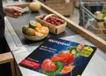 Flyer προώθησης με ζωντανά χρώματα και καθαρά γραμματοσειρές, ιδανικός για εκδηλώσεις και προσφορές.