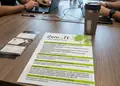 Έντονα χρωματισμένο flyer για προώθηση υπηρεσιών, με καθαρό κείμενο και στρατηγικά τοποθετημένες εικόνες.