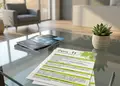Έντονα χρωματισμένο flyer για προώθηση υπηρεσιών, με καθαρό κείμενο και στρατηγικά τοποθετημένες εικόνες.