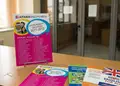 Flyer προώθησης με έντονα κίτρινα και μπλε χρώματα, δημιουργικό σχέδιο και ευανάγνωστο κείμενο.