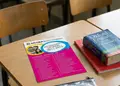 Flyer προώθησης με έντονα κίτρινα και μπλε χρώματα, δημιουργικό σχέδιο και ευανάγνωστο κείμενο.