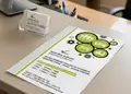 Εντυπωσιακό flyer με φωτεινό κόκκινο και γαλάζιο χρώμα, καλά οργανωμένη διάταξη και μοντέρνες γραμματοσειρές για προωθητικές εκστρατείες.