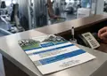 Flyer εκτύπωσης με έντονο κόκκινο και φωτεινό κίτρινο, οργανωμένο κείμενο για προώθηση εκπτώσεων.