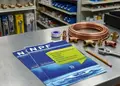 Flyer για προώθηση με φωτεινά κίτρινα και κόκκινα χρώματα, καθαρή διάταξη και ευανάγνωστες γραμματοσειρές.