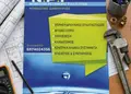 Flyer για προώθηση με φωτεινά κίτρινα και κόκκινα χρώματα, καθαρή διάταξη και ευανάγνωστες γραμματοσειρές.