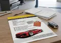 Flyer εκτυπώσεων με έντονα κόκκινα και κίτρινα χρώματα, σύγχρονες γραμματοσειρές και επαγγελματικά γραφικά.