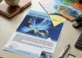 Flyer για προωθήσεις με ζωντανά χρώματα και ελκυστικά γραφικά, ιδανικό για εκδηλώσεις και προσφορές.