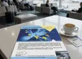 Flyer για προωθήσεις με ζωντανά χρώματα και ελκυστικά γραφικά, ιδανικό για εκδηλώσεις και προσφορές.