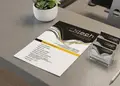 Δημιουργικό flyer πολυχρωμίας για προώθηση εκδηλώσεων με ζωντανά χρώματα και καθαρή διάταξη πληροφοριών.
