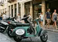 Αυτοκόλλητα εκτυπώσεων εντύπων σε έντονα χρώματα, διάφορα σχήματα, επικοινωνιακή χρήση και αντοχή σε καιρικές συνθήκες.