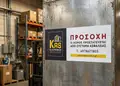 Αυτοκόλλητα σε διάφορα σχήματα με ζωντανές αποχρώσεις, κατάλληλα για προώθηση προϊόντων και υψηλή αντοχή στις καιρικές συνθήκες.