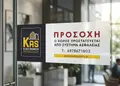 Αυτοκόλλητα σε διάφορα σχήματα με ζωντανές αποχρώσεις, κατάλληλα για προώθηση προϊόντων και υψηλή αντοχή στις καιρικές συνθήκες.