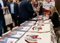 Αυτοκόλλητο στρογγυλής μορφής με έντονα χρώματα, ιδανικό για προώθηση προϊόντων και διαφημίσεις.