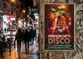 Αφίσα με έντονα χρώματα και μοντέρνα γραφικά, ιδανική για διαφήμιση εκδηλώσεων και προϊόντων.