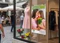 Αφίσα εκτύπωσης εντύπων με ζωντανά κόκκινα και μπλε χρώματα, μοντέρνες γραμματοσειρές και πληροφορίες για προώθηση εκδηλώσεων.