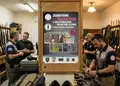 Αφίσα εκτυπώσεων εντύπων με έντονα χρώματα και vintage στυλ, ιδανική για διαφημίσεις και εκδηλώσεις.