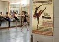 Αφίσα εκτυπώσεων με ζωντανά χρώματα και μοντέρνες γραμματοσειρές, ανθεκτική σε καιρικές συνθήκες.