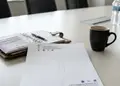 Επιστολόχαρτο με κομψό σχέδιο σε βαθύ μπλε και λευκό, λογότυπο στην κορυφή και στοιχεία επικοινωνίας στη δεξιά γωνία.