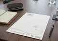 Επιστολόχαρτο με κομψό σχέδιο σε μπλε και λευκό χρώμα, οργανωμένο layout για λογότυπο και στοιχεία επικοινωνίας.