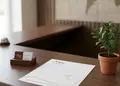 Επιστολόχαρτο με κομψό σχέδιο σε μπλε και λευκό χρώμα, οργανωμένο layout για λογότυπο και στοιχεία επικοινωνίας.