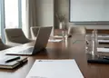 Επιστολόχαρτο με κομψό λευκό φόντο και λεπτές γραμμές, ιδανικό για επαγγελματική αλληλογραφία.