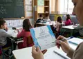 Καρτέλα διδάκτρων με μπλε και λευκή σχεδίαση, οργανωμένο layout για αναγνωσιμότητα και προσαρμογή με λογότυπο.