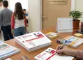 Καρτέλα διδάκτρων με ζεστούς και ψυχρούς τόνους, οργανωμένη διάταξη και δυνατότητα προσαρμογής με λογότυπο.