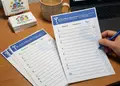 Καρτέλα διδάκτρων σε ζωντανά χρώματα, επαγγελματική διάταξη με λογότυπο φροντιστηρίου.