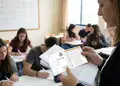 Καρτέλα διδάκτρων με ζωντανά χρώματα και επαγγελματική διάταξη για το φροντιστήριο, προσαρμόσιμη με λογότυπο.