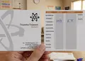 Καρτέλα διδάκτρων με ζωντανά χρώματα και επαγγελματική διάταξη για το φροντιστήριο, προσαρμόσιμη με λογότυπο.