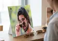 Καρτολίνα εκτύπωσης σε ζωντανά χρώματα με γραφικά, κατασκευασμένη από ανθεκτικό χαρτόνι με στήριξη για προβολή.