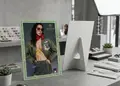 Καρτολίνα για εντυπωσιακή προβολή με ζωντανά χρώματα και ποδαράκι στήριξης, ιδανική για προώθηση προϊόντων.