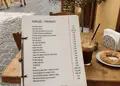 Κατάλογος café με ζωντανά χρώματα και μοντέρνα γραφικά, σχεδιασμένος για φιλόξενη παρουσίαση προϊόντων.